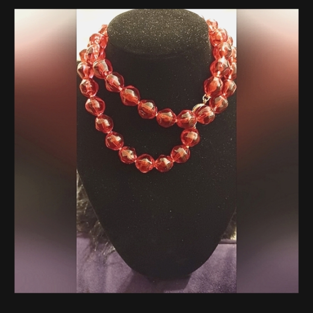 3/$10🆕Red Beaded Clasp Necklace